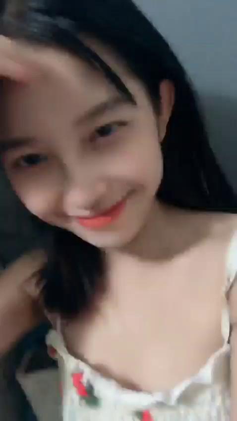 超反差学生妹全裸自慰，看脸以为很清纯，真是骚到骨子里了