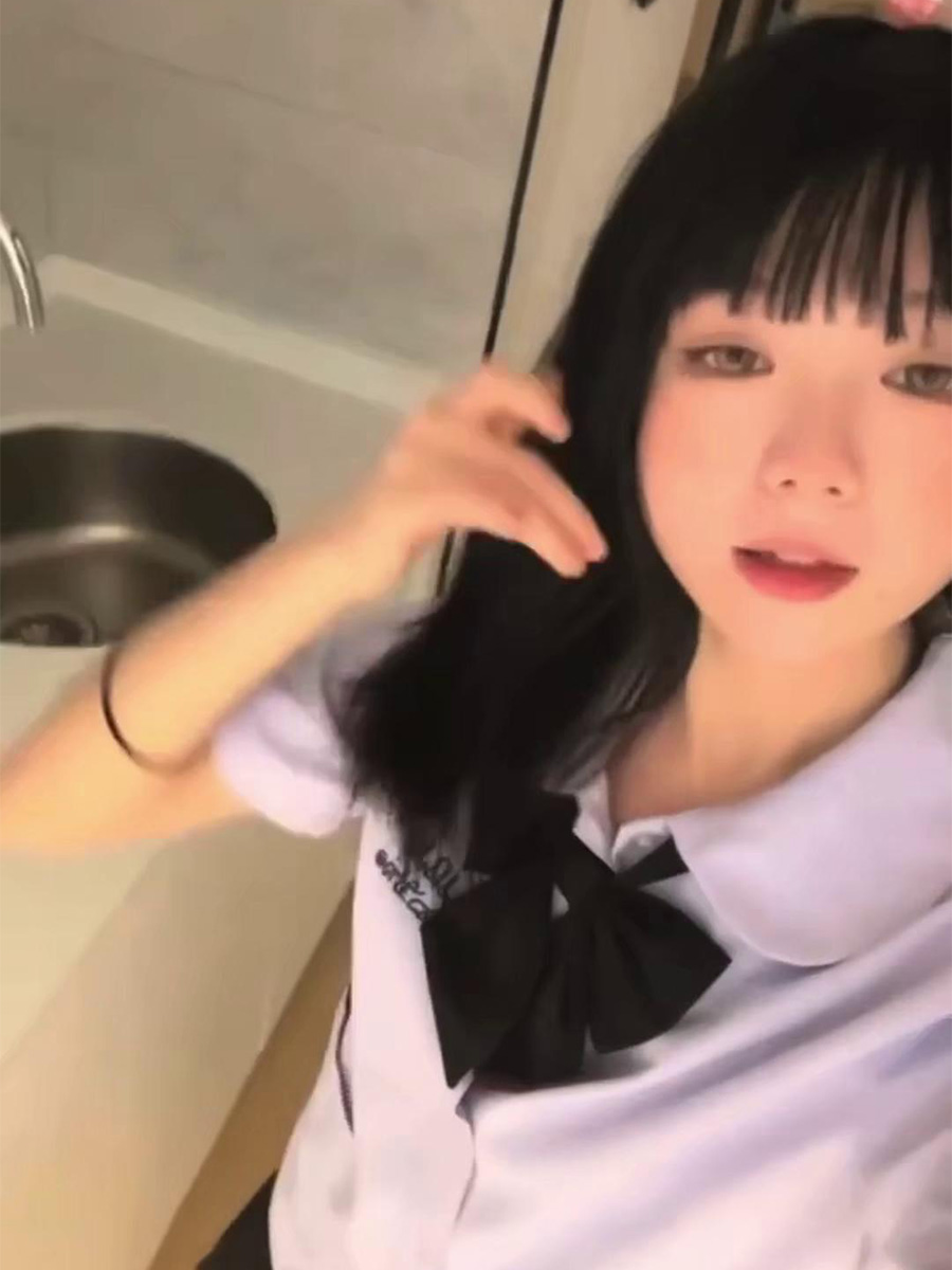 极品反差短发萝莉二次元美少女，白丝包裹玉足，跳蛋再粉色的鲍鱼内搅动到高潮喷水，非常淫荡反差感十足