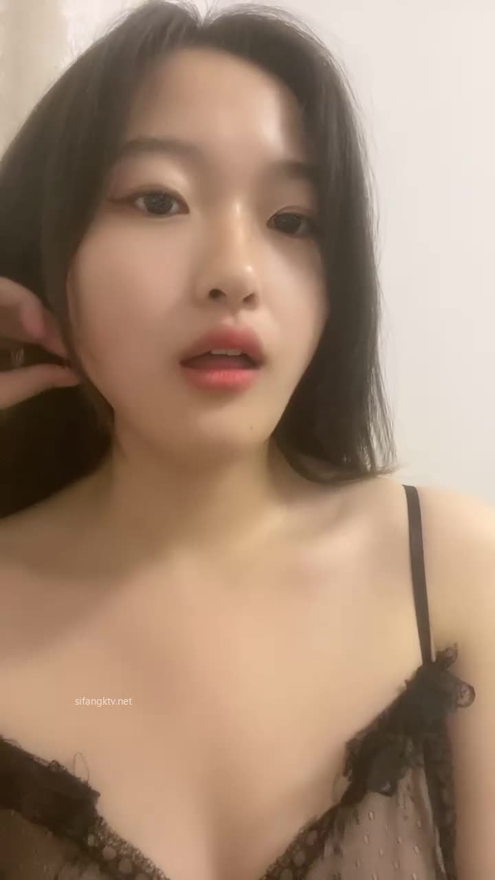 小美女直播抠逼跟男友无套啪啪