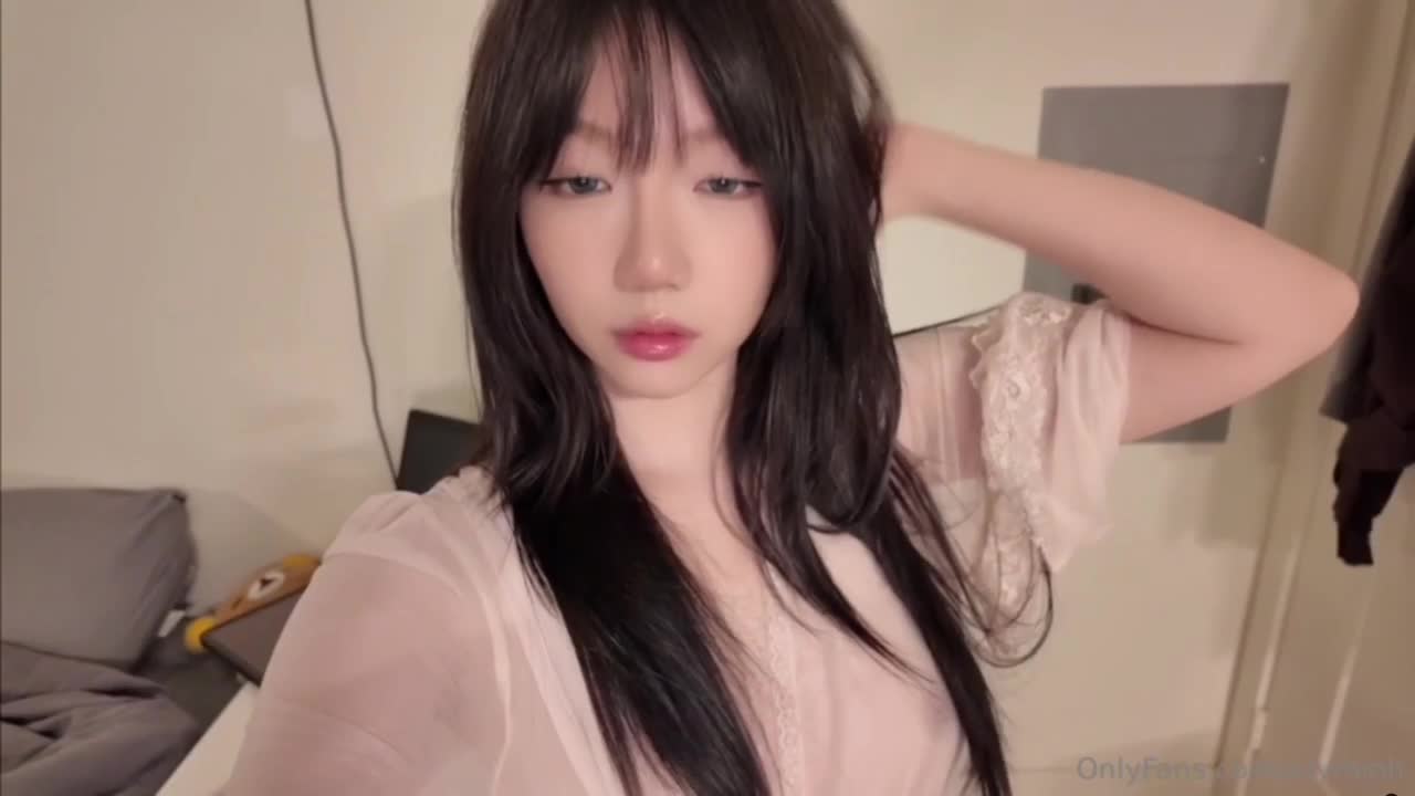 超绝神颜清纯少女，体操服小白袜口穴服侍肉腿蜜臀小嫩穴被肏的呻吟不止