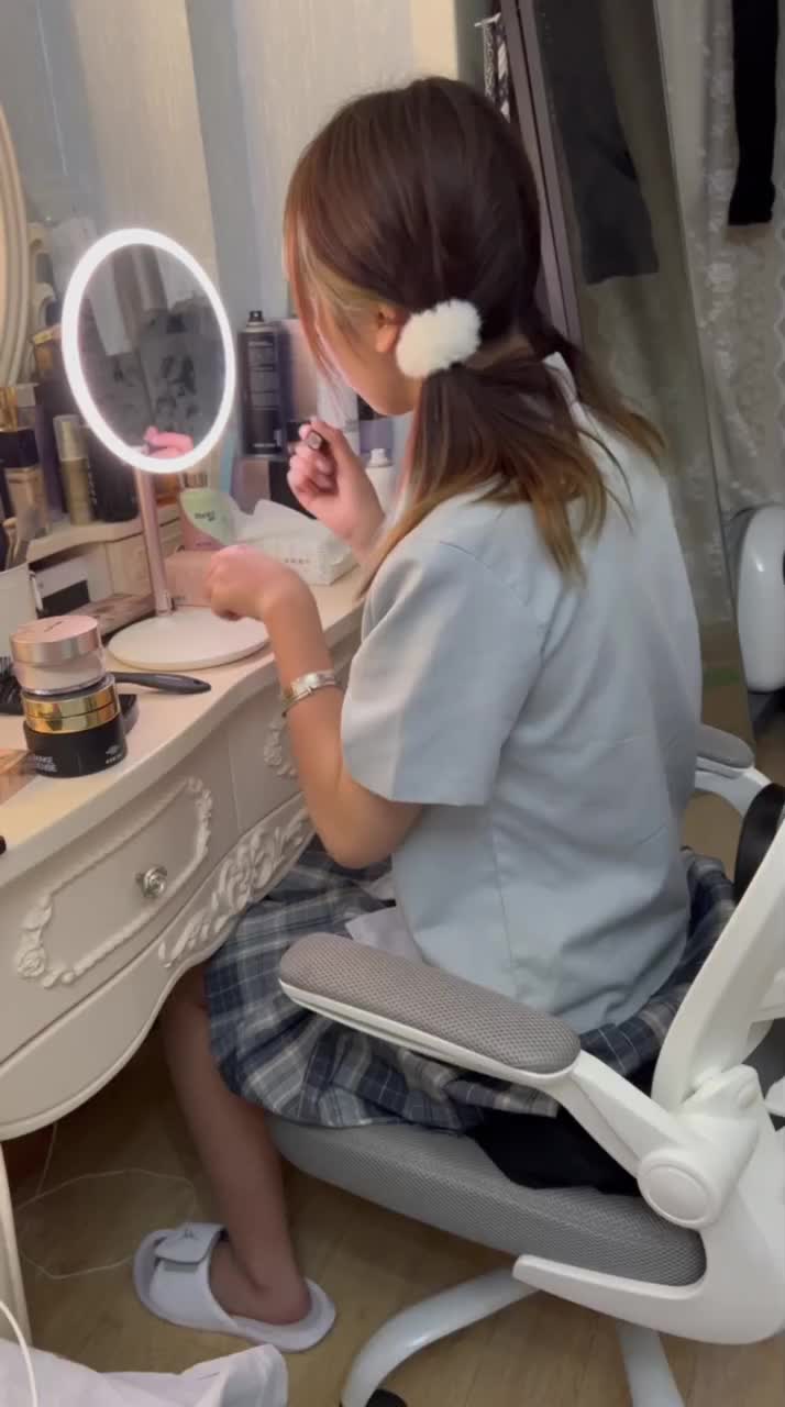 顶级套路大神 专门灌醉00后稚嫩妹子实施性侵，这天灌醉个00后漂亮妹子，趁着酒劲强上了她，妹子被禽兽压在身下用大肉棒暴力抽插 疼得失声痛哭